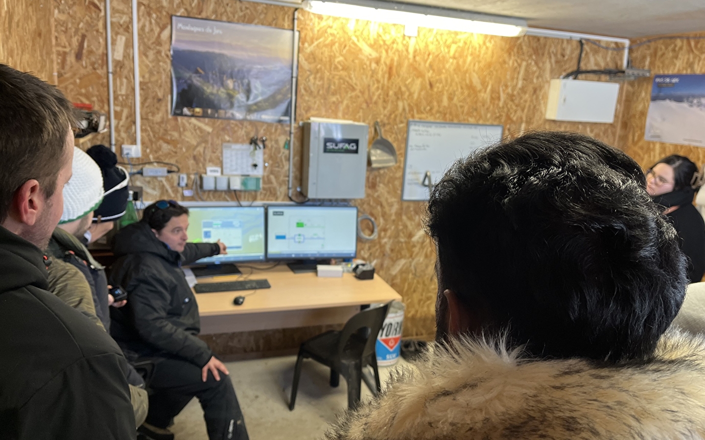 Visite de la salle des enneigeurs à Terre Ronde