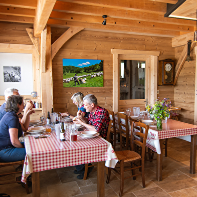 Apéro bergerie chez les bergers Priscilla et Pierre