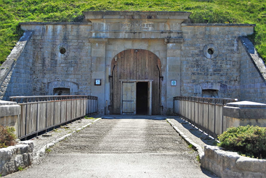 Partez à La Découverte Du Fort Saint Antoine Montagnes Du Jura 