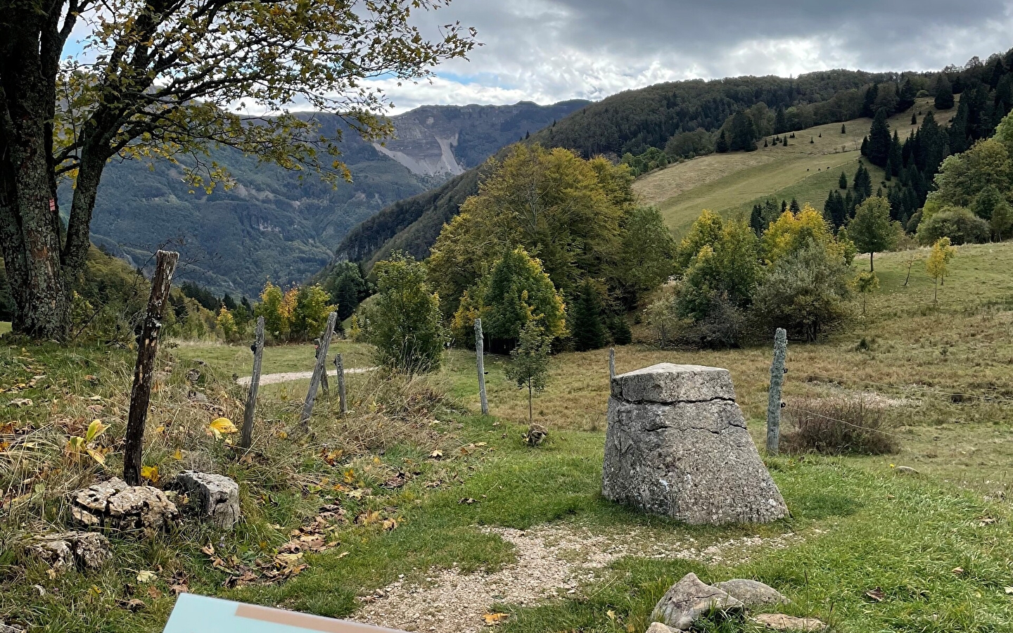 La Borne au Lion, Crêt de Chalam