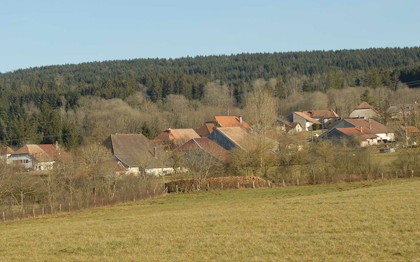 Derrière les maisons