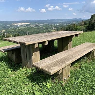 Aire de pique-nique du chalet du téléski à Cormaranche-en-Bugey