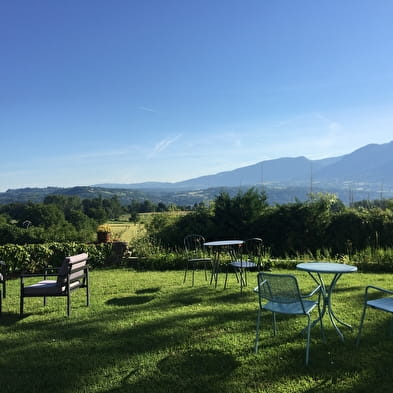 Gîtes des Pierres Levées - côté cour et côté jardin