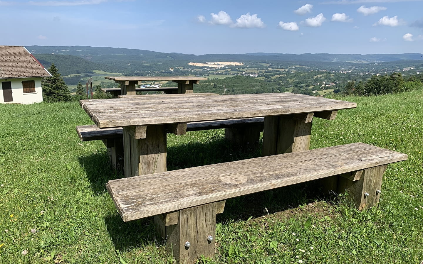 Aire de pique-nique du chalet du téléski à Cormaranche-en-Bugey