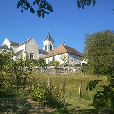 Gîtes des Pierres Levées - côté cour et côté jardin